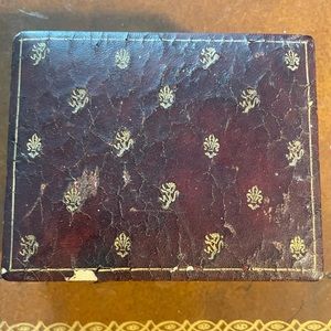 Burgundy leather box with fleur-di-lismotif.